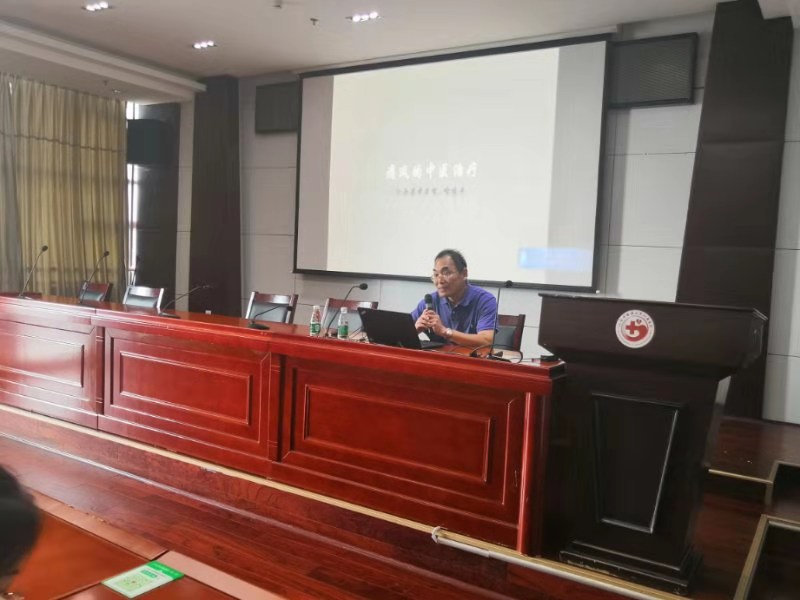 我院风湿科主任喻建平为在校研究生进行痛风的中医治疗讲座