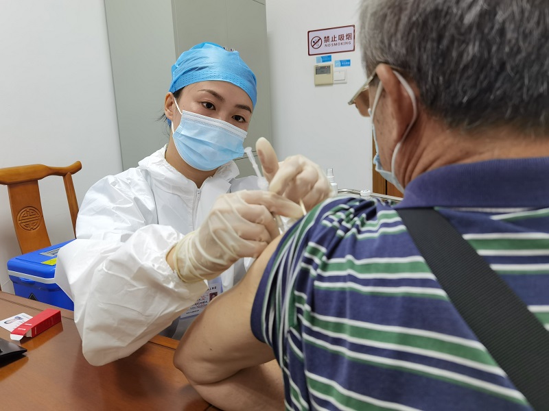 医院利用一楼到二楼长长的通道,可以容纳更多的市民在室内排队,尽可能