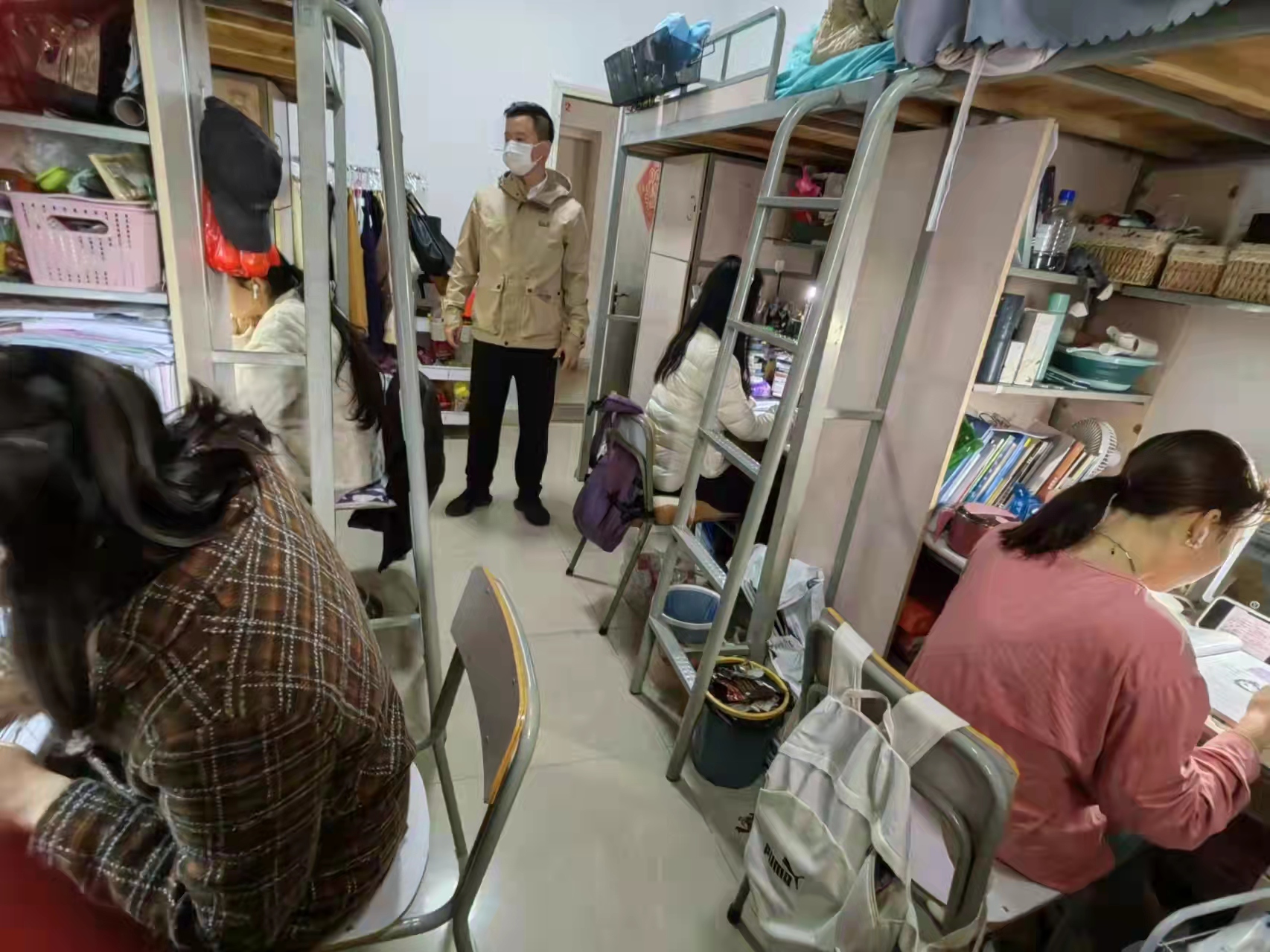 针灸推拿学院负责人深入寝室看望学生-江西中医药大学针灸推拿学院