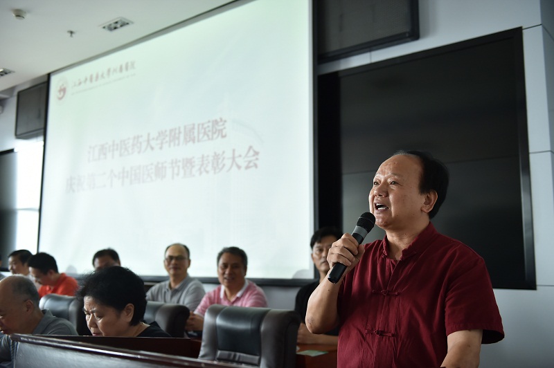 老专家贡献奖获奖代表邓运明,优秀科主任代表迟振海分别做了经验交流